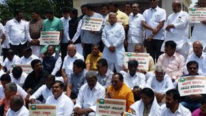 குமாரசாமி கெளம்புங்க.. எடியூரப்பா தலைமையில் பாஜக தலைவர்கள் போராட்டம் 