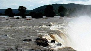 கர்நாடகாவில் கனமழை தொடர்கிறது... காவிரியில் இருந்து தமிழகத்திற்கு நீர் திறப்பு அதிகரிப்பு 