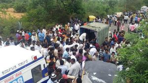 கோலார் அருகே ஆட்டோ- பேருந்து பயங்கர மோதல்.. 12 பேர் உடல் சிதறி சாவு 