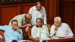 நாளை பெரும்பான்மையை நிரூபிக்கும் எடியூரப்பா.. செக் வைக்க முக்கிய கூட்டம் போடும் காங்கிரஸ்! 