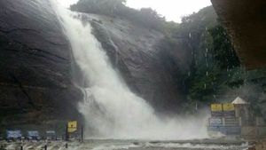 குற்றால அருவிகளில் ஆர்ப்பரிக்கும் வெள்ளம்...  சுற்றுலா பயணிகள் குளிக்க தடை 