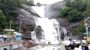 குற்றாலத்தில் குவிந்த சுற்றுலா பயணிகள்... அருவிகளில் குளிக்க தடை விதிக்கப்பட்டதால் ஏமாற்றம் 