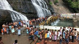 டம...டமவென கொட்டும் தண்ணீர்.. குற்றால அருவிகளில் குவியும் சுற்றுலா பயணிகள் 