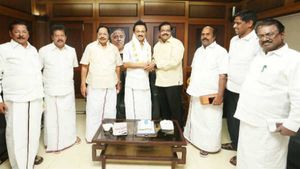 வேலூரில் எதிர்பார்த்த படி போட்டி...  திமுக சார்பில் மீண்டும் களமிறக்கப்பட்ட கதிர் ஆனந்த் 