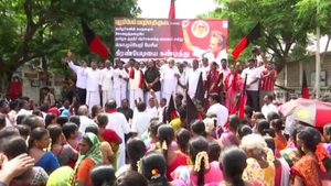 கிரண் பேடிக்கு எதிராக புதுச்சேரியில் கொந்தளித்த திமுக.. நூற்றுக்கணக்கானோர் ஆர்ப்பாட்டம் 