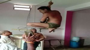டிரைவர் விக்கியை கயிற்றில் கட்டி தொங்கவிட்டு.. கொடூரமாக தாக்கிய லாரி உரிமையாளர்கள் 