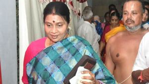 காஞ்சிக்கு வந்த துர்கா ஸ்டாலின்..  பயபக்தியுடன் அத்தி வரதர் தரிசனம்.. மலர்ச்சரம் பெற்றார் 