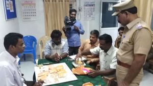 இந்தா... ஆரம்பிச்சிட்டாங்க இல்லே.. வந்தாச்சு வேலூருக்கு தேர்தல்.. தொடங்கிருச்சு நகை, பண ரெய்டு! 