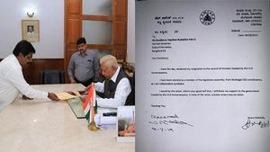அடிமேல் அடி.. குமாரசாமி அரசுக்கு ஆதரவு இல்லை.. ஆளுநரிடம் கடிதம் கொடுத்த சுயேச்சை எம்எல்ஏ 