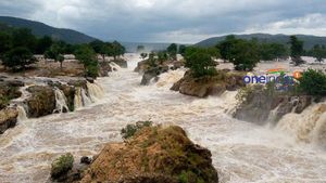 சீறிப் பாய்கிறது காவிரி வெள்ளம்.. ஒகேனக்கல் சுற்றுலா தளத்திற்கு மக்கள் வருவதை தவிர்க்க வேண்டுகோள் 