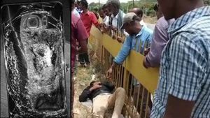 செல்போன் டமால்... பைக்கில் சென்றவர் நடுரோட்டில் ரத்தக் காயங்களுடன் சாய்ந்தார் 