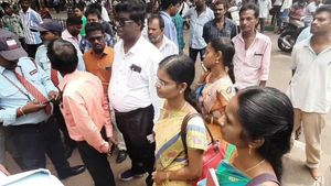 2 சிறுமிகள்.. மிட்டாய் கொடுத்து 6 மாதமாக பலாத்காரம்.. 10 வெறி பிடித்த இளைஞர்களுக்கு வலைவீச்சு!