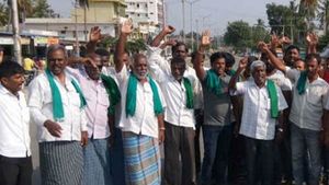 வெடித்தது காவிரி பிரச்சினை.. கர்நாடகாவில் விவசாயிகள் போராட்டம்.. சாலை மறியல் 