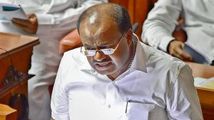 க்ளைமேக்ஸ் நோக்கி கர்நாடக அரசியல் சிக்கல்.. நம்பிக்கை வாக்கெடுப்பு கோருகிறார் குமாரசாமி! 
