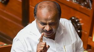 காலையில் இருந்து சொகுசு ஹோட்டலில் தங்கி இருந்தது ஏன்? குமாரசாமி மீதான புகார்.. பகீர் விளக்கம்! 