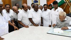 நம்பிக்கை வாக்கெடுப்பில் படுதோல்வி.. ராஜினாமா செய்தார் குமாரசாமி.. காபந்து முதல்வராக தொடர்வார்!