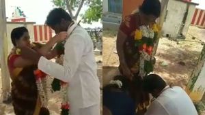 ஆலய மணி ஒலிக்க.. ஜோதிபாசு மெட்டி அணிவிக்க.. நம்ம நந்தினிக்கு கல்யாணம்.. சந்தோஷமா வாழ்த்துங்க! 