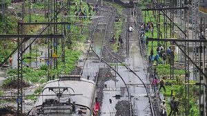 மும்பையில் 3 மாவட்டங்களுக்கு ஆரஞ்ச் அலர்ட்.. மக்களின் இயல்பு வாழ்க்கை பாதிப்பு 