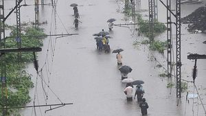 விடாது துரத்தும் மழை.. மும்பைக்கு ரெட் அலர்ட் 