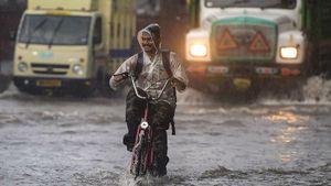 இன்றும் நாளையும் மும்பைக்கு ரெட் அலர்ட் வார்னிங்.. மிக அதிக கனமழை பெய்யும்.. வானிலை மையம் 