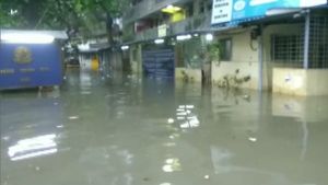 மும்பைக்கு ரெட் அலர்ட்.. மக்கள் வீடுகளை விட்டு வெளியேற வேண்டாம்.. முதல்வர் வேண்டுகோள் 