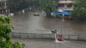 Mumbai Rains: ஊருக்குள் வந்துவிட்டதா கடல் வெள்ளம்.. ரோட்டையும் காணோம்.. தத்தளிக்கும் மும்பை 