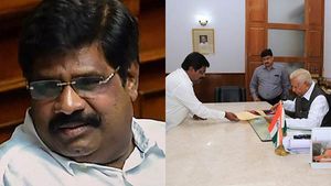 கர்நாடகா அமைச்சரும் ராஜினாமா! கவிழும் நிலையில் குமாரசாமி அரசு