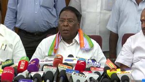புதுச்சேரியில் முதல்வருக்கு தான் அதிகாரம்... கிரண்பேடி மனுவை தள்ளுபடி செய்தது உச்சநீதிமன்றம்