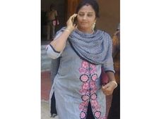 ஸ்ரீவில்லிபுத்தூர் நீதிமன்றத்திலிருந்து வெளியேற மறுப்பு.. கண்களை மூடி தியானம் செய்யும் நிர்மலா தேவி 