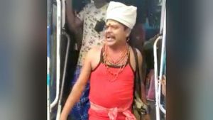 ஜக்கம்மா சொல்றா.. உதய சூரியனுக்கு ஓட்டு போடுங்க.. அப்பத்தான் குடும்பம் நல்லா இருக்கும்.. அடேங்கப்பா!
