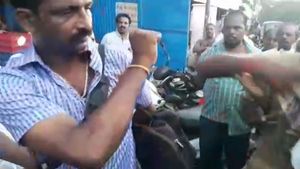 போலீசுன்னு சொல்றாரு.. முதல்ல இவரை வண்டியில ஏத்து.. போதை ஆசாமியை தூக்கி சென்ற போலீஸ்! 