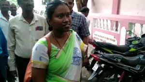 வாங்க டீச்சர்.. நாங்க படிக்கணும்.. போராடி ஆசிரியரை வரவழைத்த சபாஷ் மாணவிகள்!