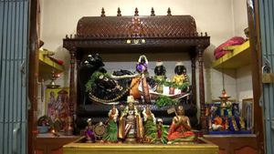 காஞ்சிபுரத்தில் ஒரே கூட்டம்.. புதுச்சேரி அத்திவரதரை தரிசிக்க திரும்பும் பக்தர்கள்!