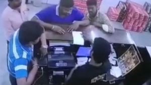 நல்ல குடிபோதை.. மதுக் கடையில் நண்பர்களுடன் அடிதடியில் குதித்த காவலர்.. பரபரப்பு சிசிடிவி காட்சிகள்