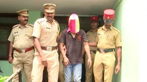 இவரு பார்ப்பது செக்யூரிட்டி வேலை.. பண்ணுன வேலையை பார்த்தீங்கன்னா.. தர்மஅடி கொடுத்த மக்கள்