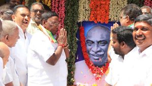 நாட்டை துண்டாட துடிக்கும் ஆர்எஸ்எஸ் இயக்கத்தினர் .. புதுவை முதல்வர் நாராயணசாமி குற்றச்சாட்டு