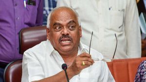 கர்நாடகாவில் திருப்பம்.. ஆட்டத்தை தொடங்கினார் சபாநாயகர்.. 3 அதிருப்தி எம்எல்ஏக்கள் தகுதி நீக்கம் 