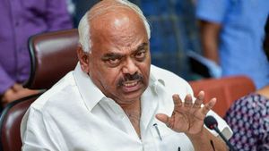 எந்த அடிப்படையில் 3 எம்எல்ஏக்கள் தகுதி நீக்கம் .. கர்நாடகா சபாநாயகர் ரமேஷ் குமார் பரபரப்பு பேட்டி 