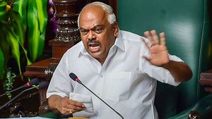 இதோ என் ராஜினாமா கடிதம்.. பாக்கெட்டிலிருந்து எடியூரப்பாவிடம் எடுத்து காட்டிய சபாநாயகர் 