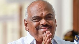 ஒரே இரவில் நடந்த களேபரம்.. அதிரடி மூவ்களால் பாஜகவிற்கு செக் வைத்த சபாநாயகர்.. மனம் மாறிய அமித் ஷா! 