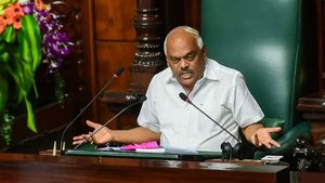 ஆஹா குமாரசாமி அரசுக்கு சாதகமான சூழல்.. இழுபறியால் ஆளுநரிடம் பாஜக முறையீடு 