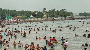 முன்னோர்களுக்கு தர்ப்பணம்... ஆடி அமாவாசையையொட்டி புனித நீர்நிலைகளில் வழிபாடு 