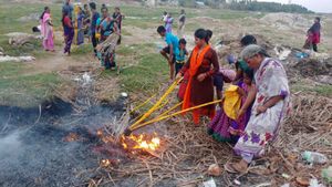 பிறந்தது ஆடி.. ஜெகஜோதியாய் தேங்காய் சுடும் விழா களைகட்டிய சேலம்! 