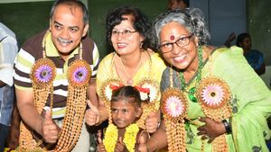 இருளர் சமூக மாணவர்கள் வாழ்வில் ஒளி ஏற்றி வைத்த  சிங்கப்பூர் தம்பதி.. சபாஷ் போடுவோம் இவர்களுக்கு! 