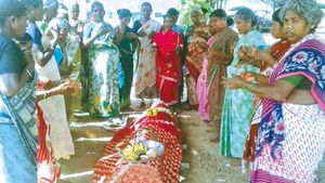 வறட்சிக்கு பாடை கட்டி.. ஒப்பாரி வைத்து... மொட்டை அடித்த சேலம் பொதுமக்கள் 