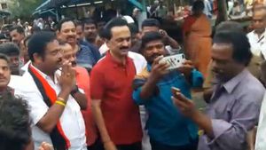 வேலூரில் காலையிலேயே வாக்கிங்.. வாக்கு சேகரிப்பு.. செல்பி.. அசத்தும் ஸ்டாலின்! 
