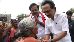 குறைகளை சொல்லுங்க... திண்ணை.. மரத்தடி.. பெட்டிக்கடையில் அமர்ந்து பேசிய மு.க.ஸ்டாலின் 