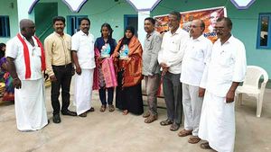 பொதுத்தேர்வில் முதல் மதிப்பெண் பெற்ற மாணவிகள்..பாராட்டு விழா நடத்திய கலை இலக்கிய மன்றம் 