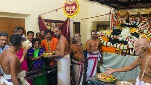 காஞ்சியில் அத்தி வரதர் வைபவம்... ரவிசங்கர் பிரசாத், தமிழிசை தரிசனம் 