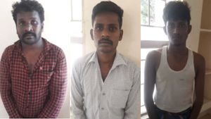 சனிக்கிழமை ராத்திரி ஆயிடுச்சுன்னா.. 3 பேருக்கும் குஷிதான்.. வளைத்து பிடித்து உள்ளே தள்ளிய போலீஸ் 